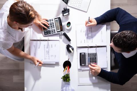 male_and_female_businesspeople