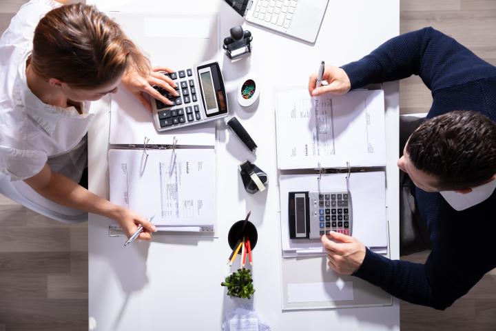 male_and_female_businesspeople